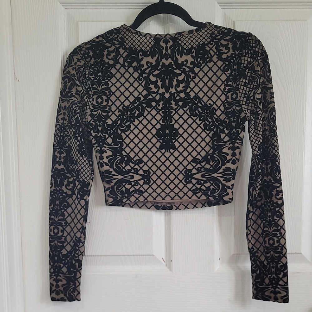 AKIRA Black & Beige Long-Sleeve Ornate Crop Top - Picture 4 of 6